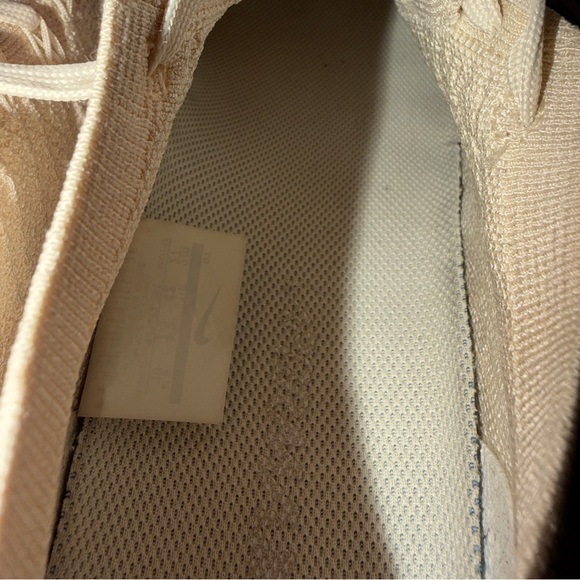 Women's 10/ men's 8.5 Nike Cream Air VaporMax Flyknit Shoes - Picture 5 of 15